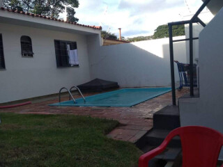 Casa de temporada em Zona 05, Maringá Paraná. Quarto individual contendo cama e pequeno armário