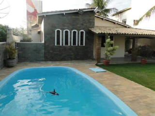 Casa de temporada em Guarajuba, Camacari Bahia. Casa com 74 - 5 suites com ar - Piscina e churrasqueira a 200 metros do mar